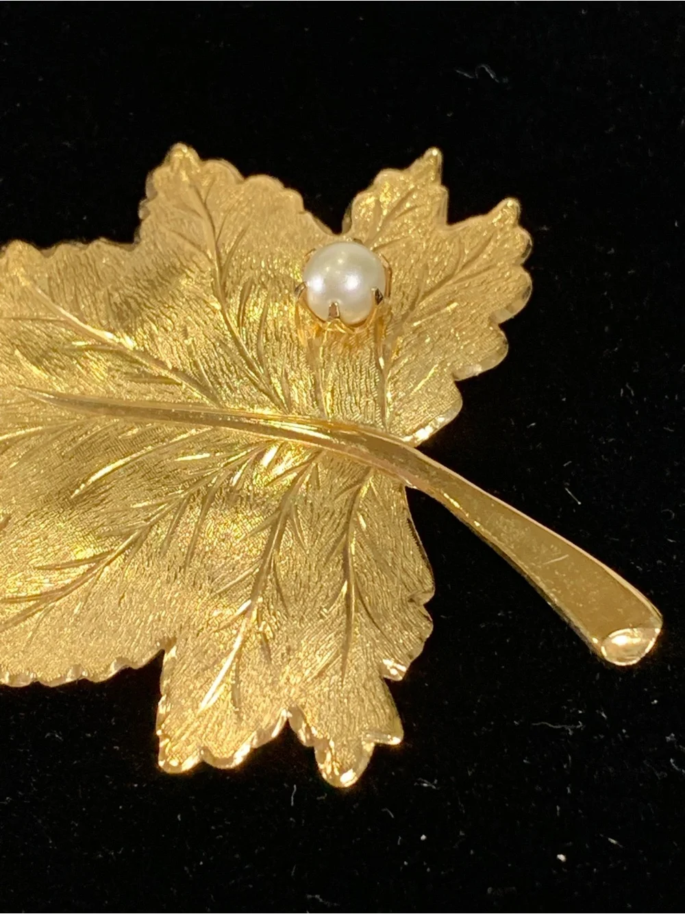 Vintage Sarah Coventry Gold Tone Leaf Brooch Faux Pearl